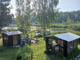 Двухэтажный дом с баней на берегу реки Нарва.