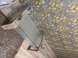 Стеклянный стол в хорошем состоянии